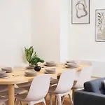 Leeds Centre - Spacious 4-bed - Sleeps 8 - Free Parking Apartment Elland