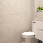 Leeds Centre - Spacious 4-bed - Sleeps 8 - Free Parking