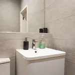 Apartment Leeds Centre - Spacious 4-bed - Sleeps 8 - Free Parking *