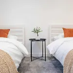 Apartment Leeds Centre - Spacious 4-bed - Sleeps 8 - Free Parking