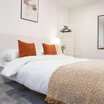 Leeds Centre - Spacious 4-bed - Sleeps 8 - Free Parking Apartment