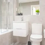 Leeds Centre - Spacious 4-bed - Sleeps 8 - Free Parking Elland