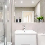 Leeds Centre - Spacious 4-bed - Sleeps 8 - Free Parking Apartment *