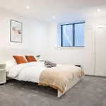 Leeds Centre - Spacious 4-bed - Sleeps 8 - Free Parking Apartment