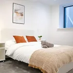 Leeds Centre - Spacious 4-bed - Sleeps 8 - Free Parking Apartment