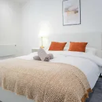 Leeds Centre - Spacious 4-bed - Sleeps 8 - Free Parking Elland