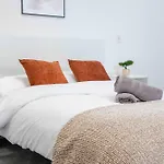 Leeds Centre - Spacious 4-bed - Sleeps 8 - Free Parking