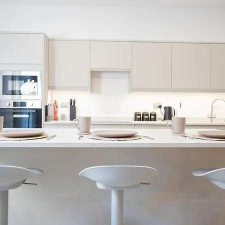 Modern 4-bed In Business District شقة