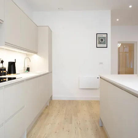 Modern 4-bed In Business District *