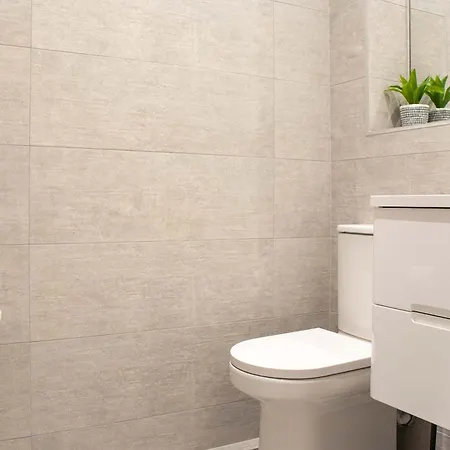 Modern 4-bed In Business District