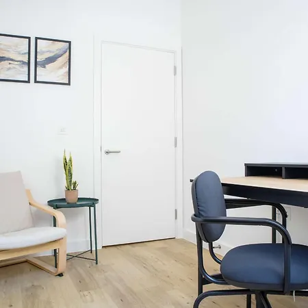 Leeds Centre - Spacious 4-bed - Sleeps 8 - Free Parking Apartment Elland