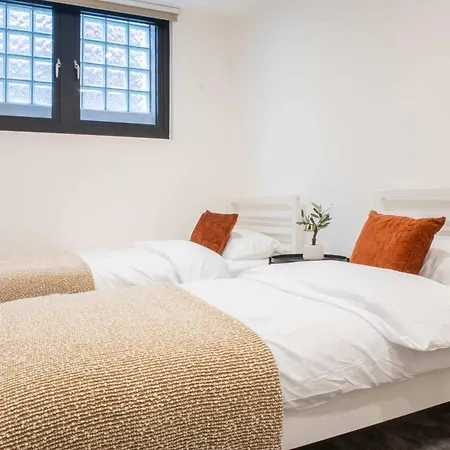Leeds Centre - Spacious 4-bed - Sleeps 8 - Free Parking