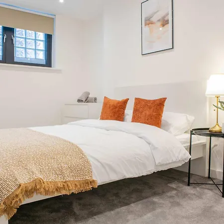 Modern 4-bed In Leeds Business District