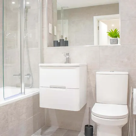 Leeds Centre - Spacious 4-bed - Sleeps 8 - Free Parking Elland