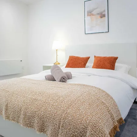 Leeds Centre - Spacious 4-bed - Sleeps 8 - Free Parking Elland