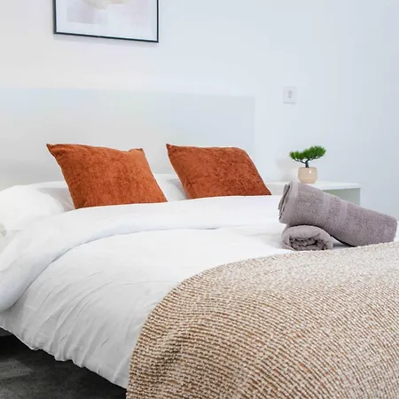 Modern 4-bed In Business District