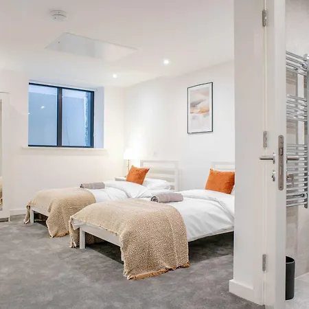 Leeds Centre - Spacious 4-bed - Sleeps 8 - Free Parking