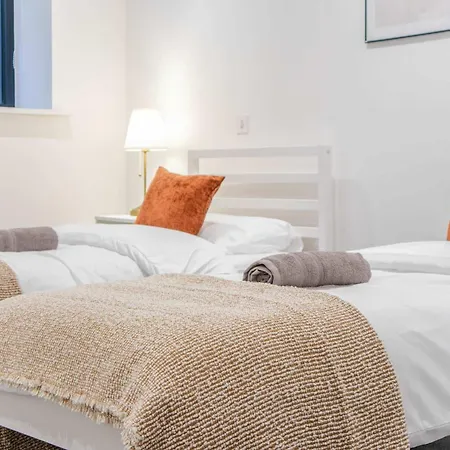 Leeds Centre - Spacious 4-bed - Sleeps 8 - Free Parking Apartment Elland