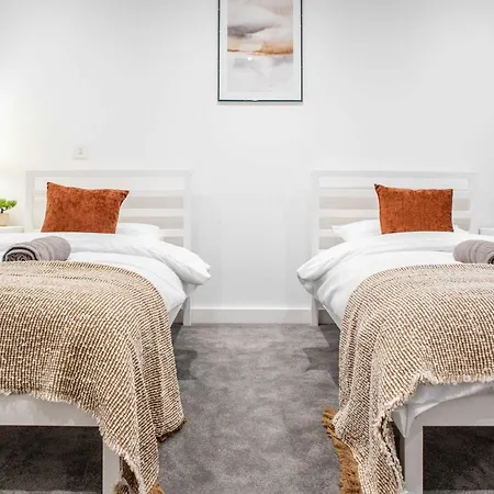 Apartment Leeds Centre - Spacious 4-bed - Sleeps 8 - Free Parking Elland
