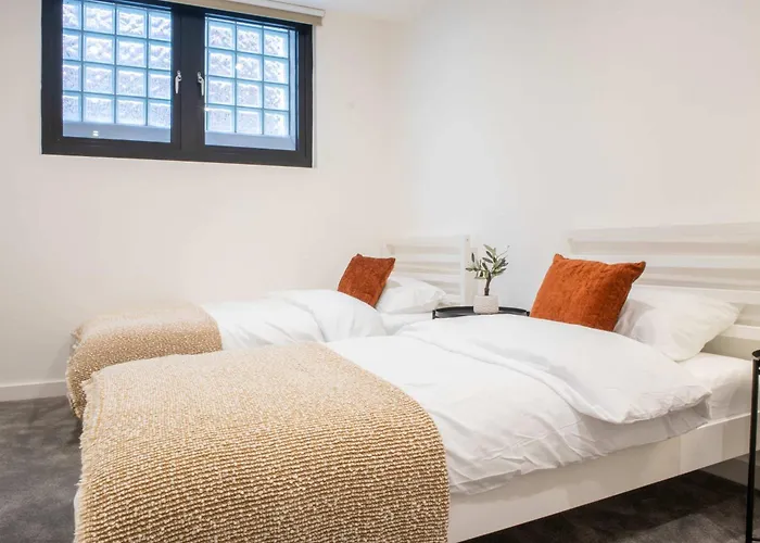 Modern 4-bed In Leeds Business District