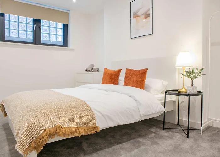 Modern 4-bed In Leeds Business District