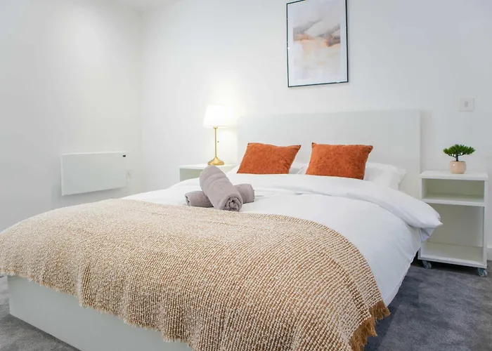 Modern 4-bed In Leeds Business District Elland