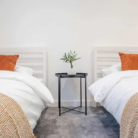 Apartment Modern 4-bed In Leeds Business District