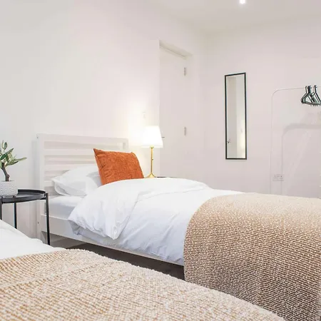 Modern 4-bed In Leeds Business District *