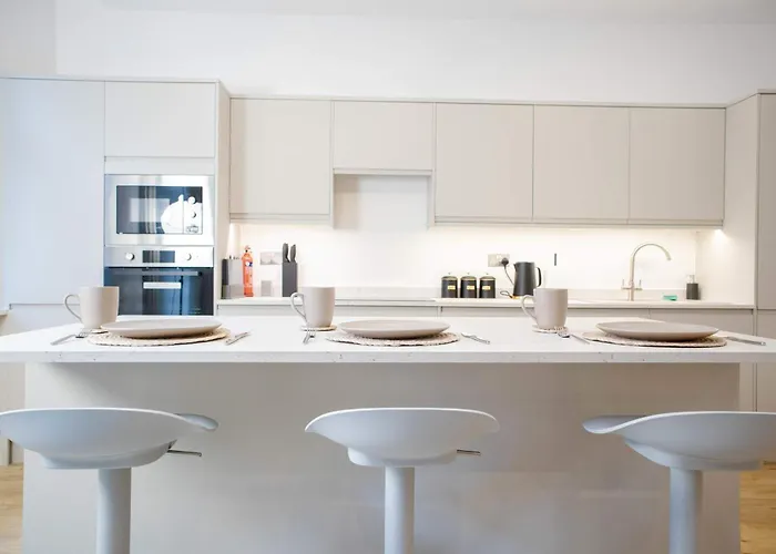 Modern 4-bed In Leeds Business District Apartment