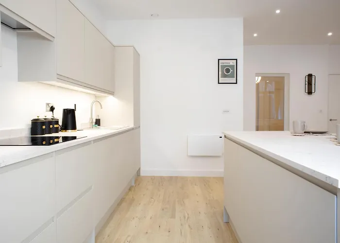 Modern 4-bed In Leeds Business District *