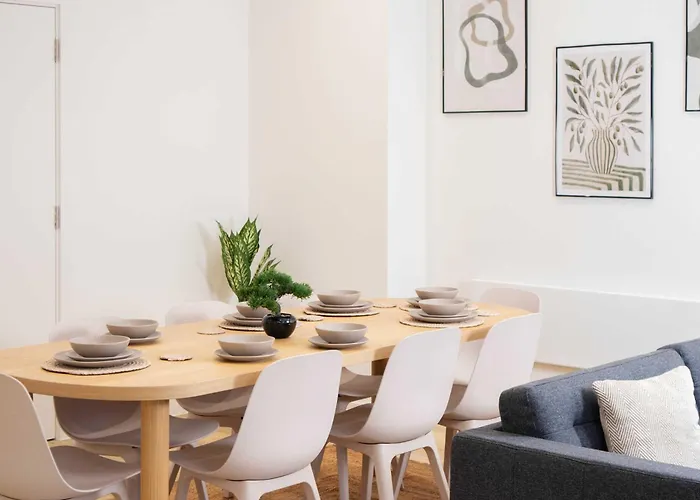 Modern 4-bed In Leeds Business District Apartment Elland