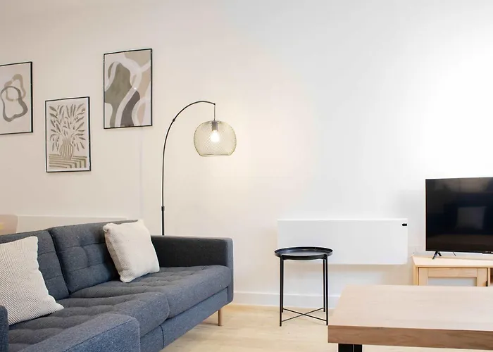 Apartment Modern 4-bed In Leeds Business District Elland