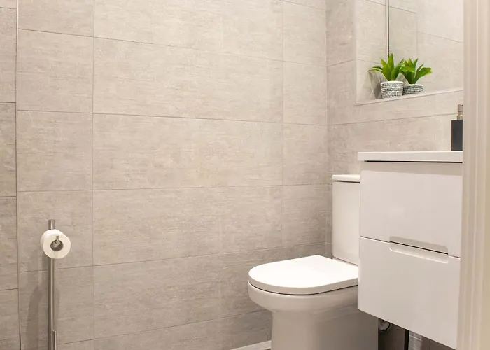 Modern 4-bed In Leeds Business District