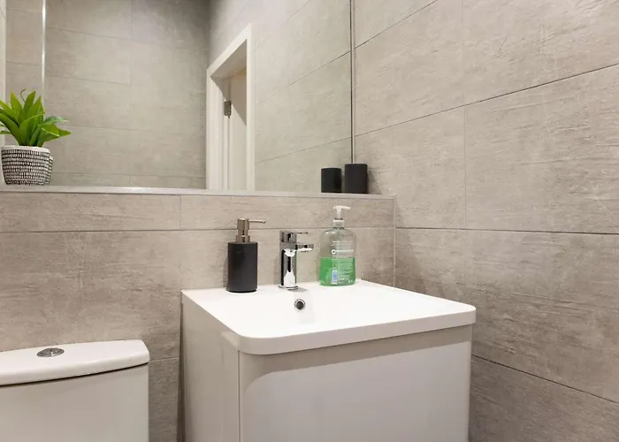 Apartment Modern 4-bed In Leeds Business District *