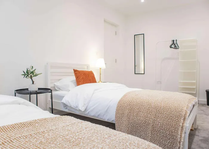 Modern 4-bed In Leeds Business District *