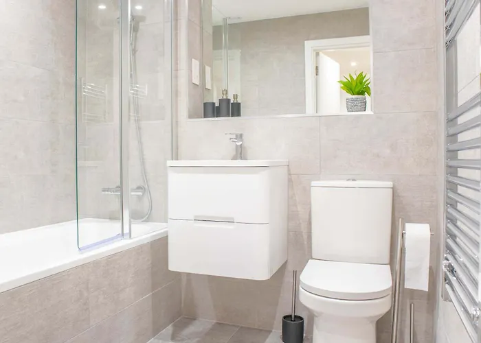 Modern 4-bed In Leeds Business District Elland