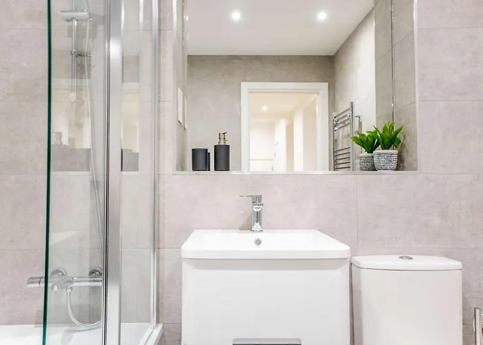 Modern 4-bed In Leeds Business District Apartment *