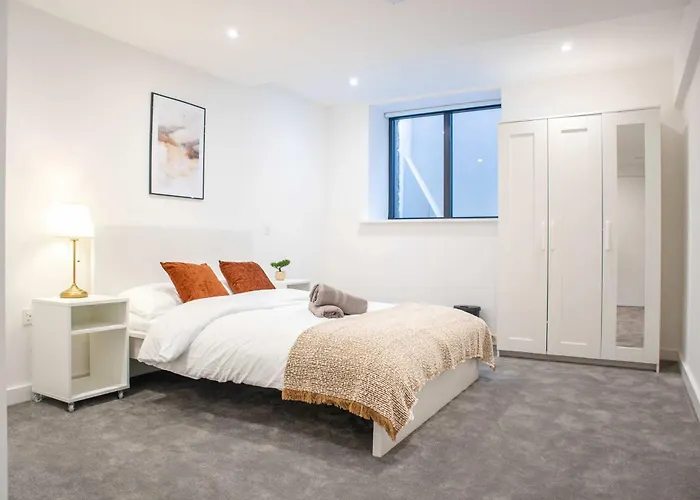 Modern 4-bed In Leeds Business District Apartment